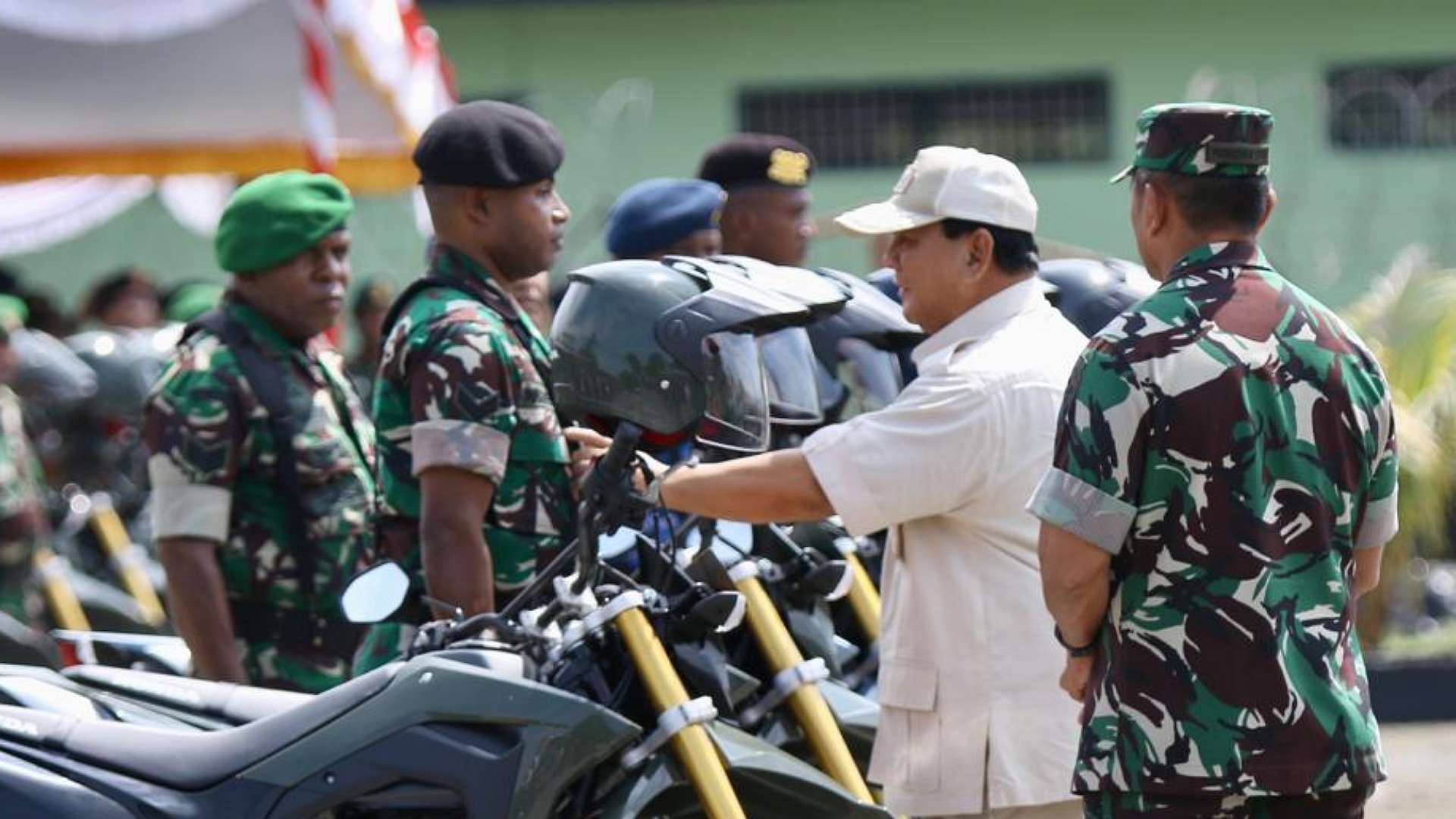 Menteri Pertahanan Republik Indonesia Prabowo Subianto serahkan motor ke prajurit TNI. Foto: Joe Situmorang/ Papua60detik