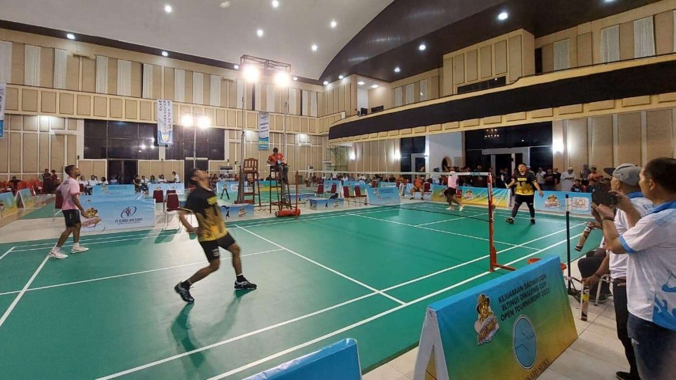 Eltinus Omaleng open badminton tournament involving foreign players