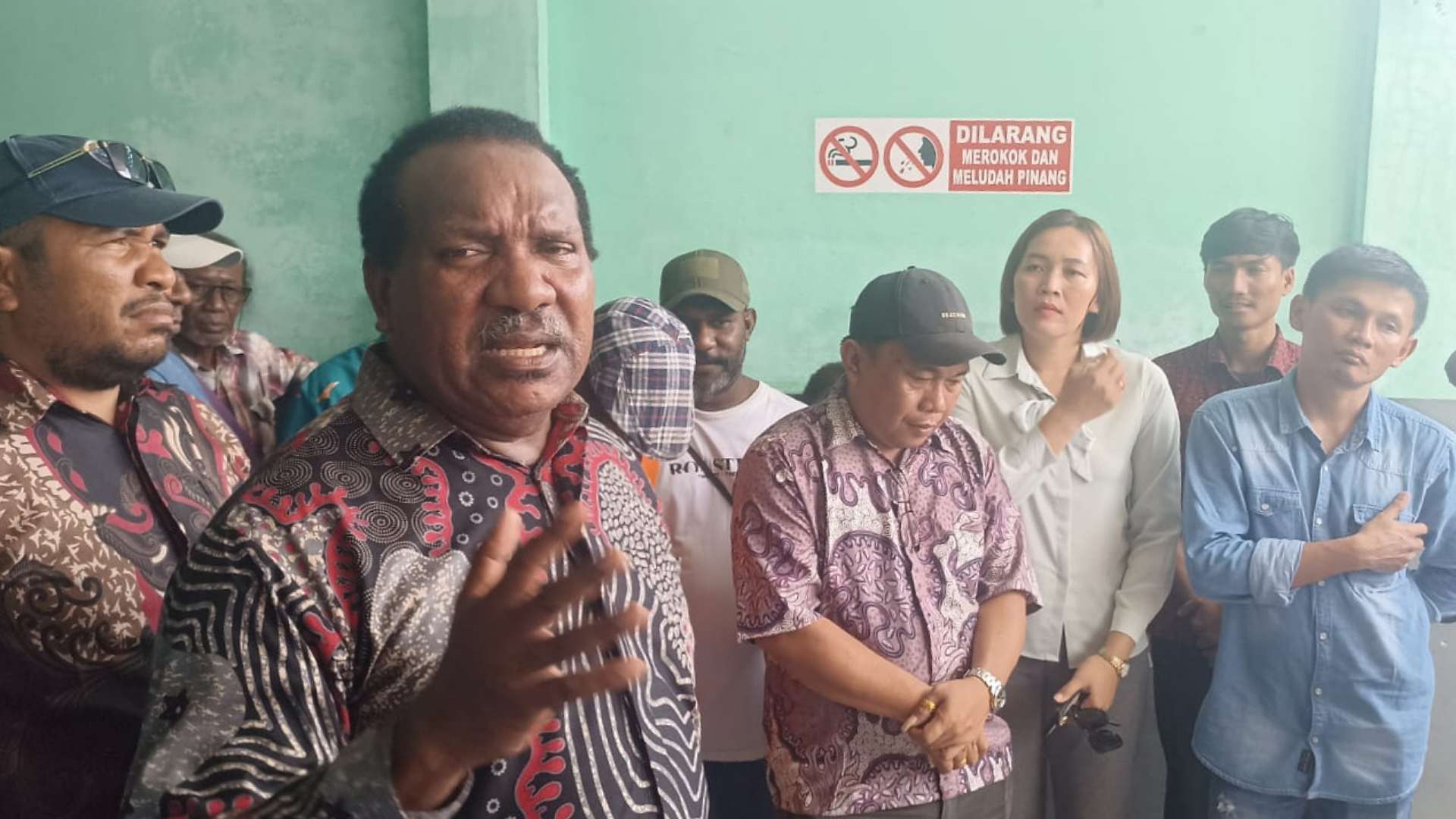 Gerry Okoare bersama kuasa hukum. Foto: Eka/ Papua60detik