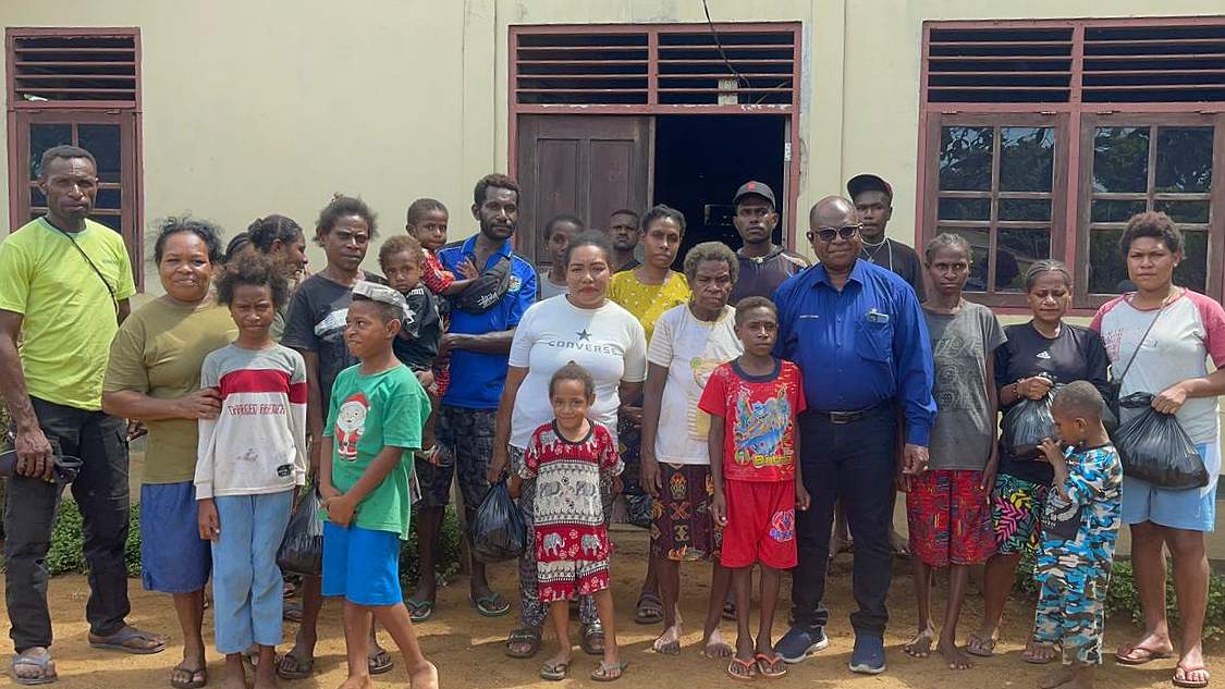 Kepala BP3OKP Papua Selatan Yosep Yolmen serahkan sembako ke masyarakat di Jalan Pasar Baru Merauke. Foto: Ami/ Papua60detik