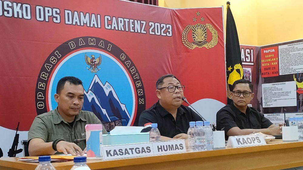Kaops Damai Cartenz Kombes Pol Faizal Ramadhani memimpin konferensi pers di Mako Satbrimob Batalyon B Polda Papua, Mimika, Papua Tengah, Rabu (20/12/2023). Foto: Burhan/ Papua60detik
