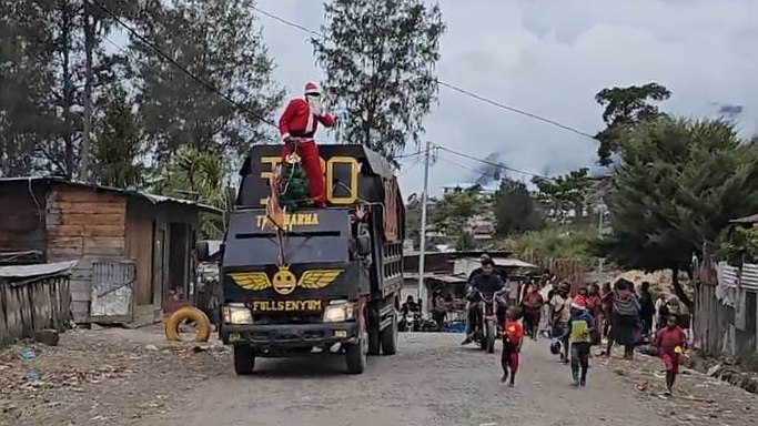 Kereta Santa hadir dan meramaikan sukacita perayaan Natal di distrik Sugapa, Kabupaten Intan Jaya, Papua Tengah, pada Senin (25/12/23). Foto: Istimewa