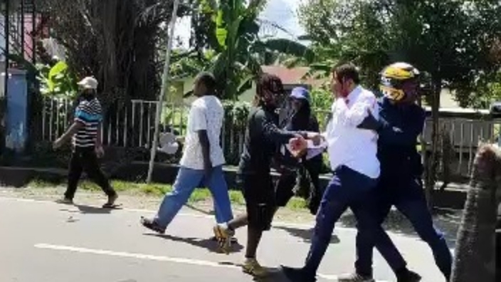 Arak Arakan Jenazah Lukas Enembe Diwarnai Kericuhan Papua60Detik