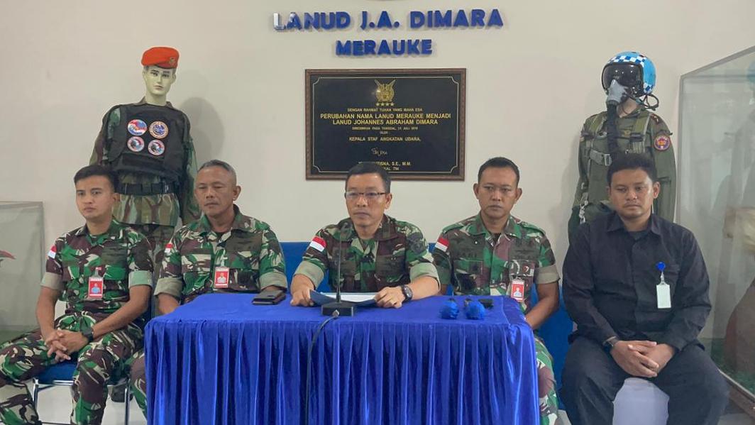 Kadisops Lanud J.A. Dimara Mayor Sus Rudy Antoni konferensi pers pengungkapan kasus kematian Pratu Andri Irawan, Selasa (2/1/2024). Foto: Ami/ Papua60detik