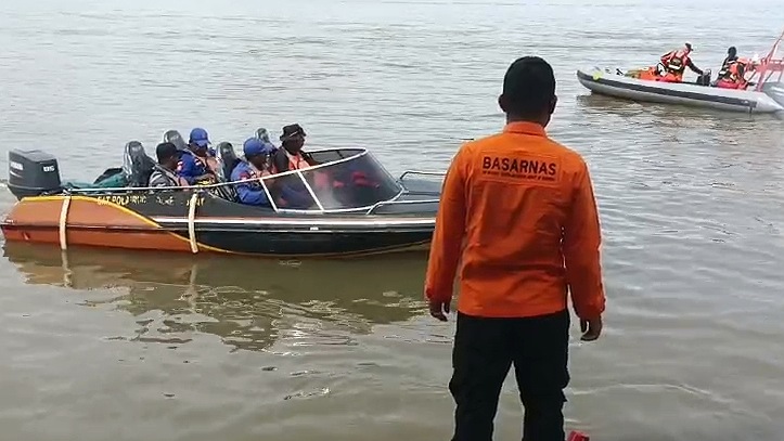 Tim SAR Gabungan Timika berangkat melakukan pencarian terhadap satu orang korban speed boat terbakar. Foto: Humas SAR Timika