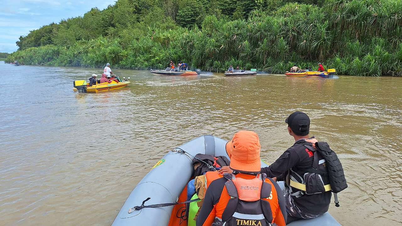 Tim SAR Gabungan Timika, Selasa (16/1/2024) melakukan pencarian terhadap satu orang korban speed boat terbakar. Foto: Humas SAR Timika