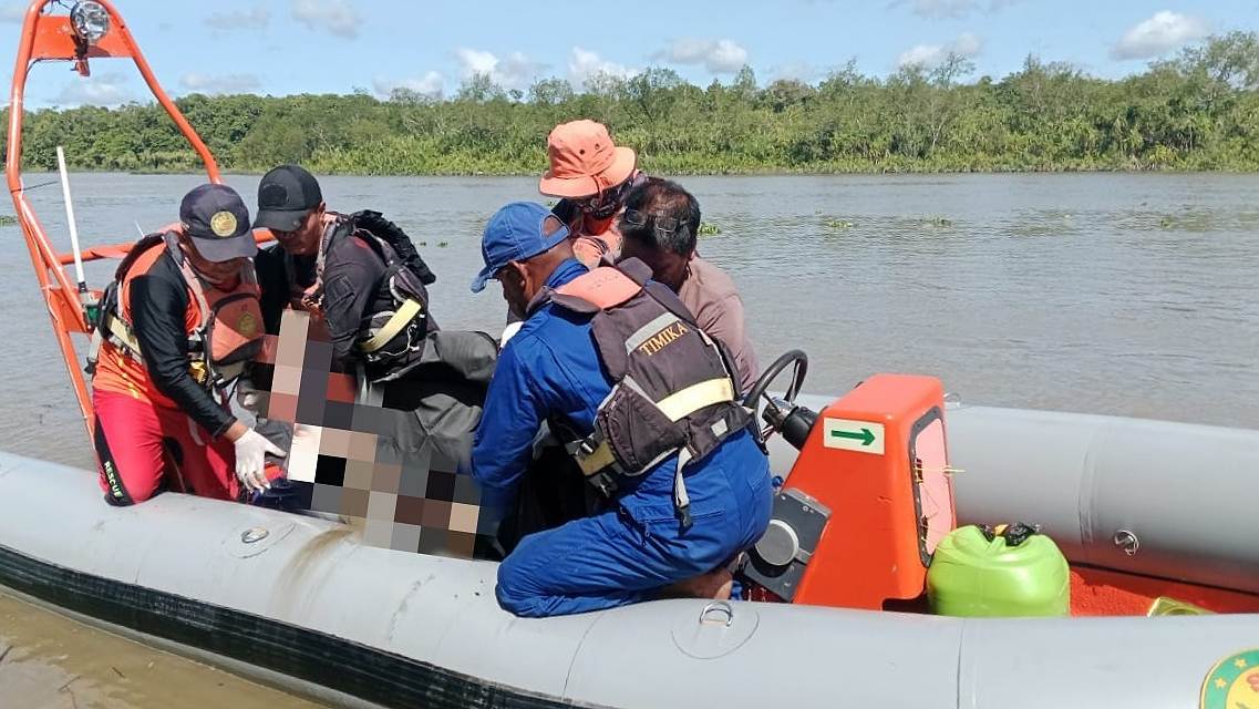 Tim SAR Gabungan Timika, Rabu (17/1/2024) mengevakuasi jenazah korban speed boat terbakar. Foto: Humas SAR Timika