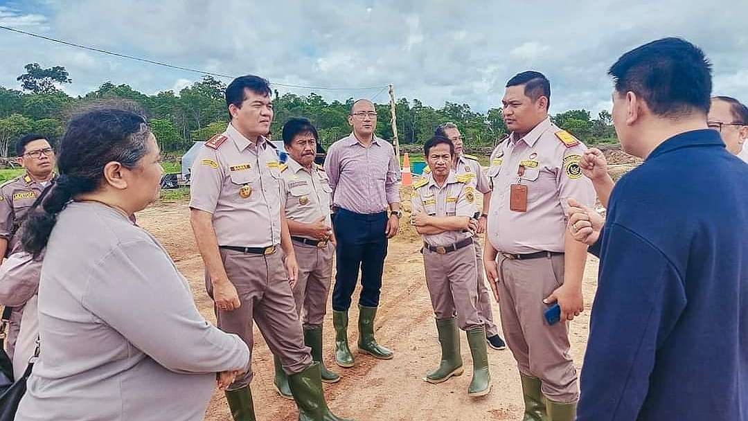 Kunjungan kerja Kepala Barantin Sahat M Panggabean di lahan pembibitan tebu PT Global Papua Abadi di Kampung Sermayam, Distrik Tanah Miring, Papua Selatan, Kamis (18/1/2024). Foto: Istimewa