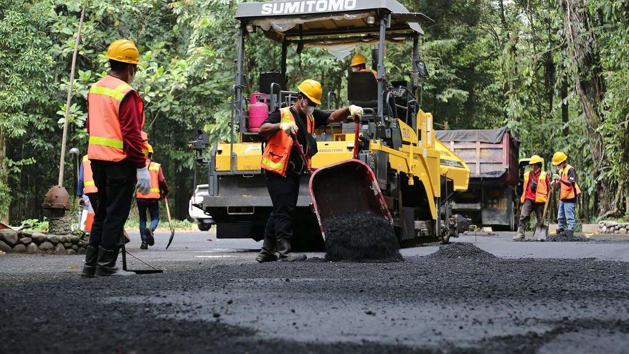 Penggunaan tailing PT Freeport sebagai aspal filler. Foto: Corcom PTFI