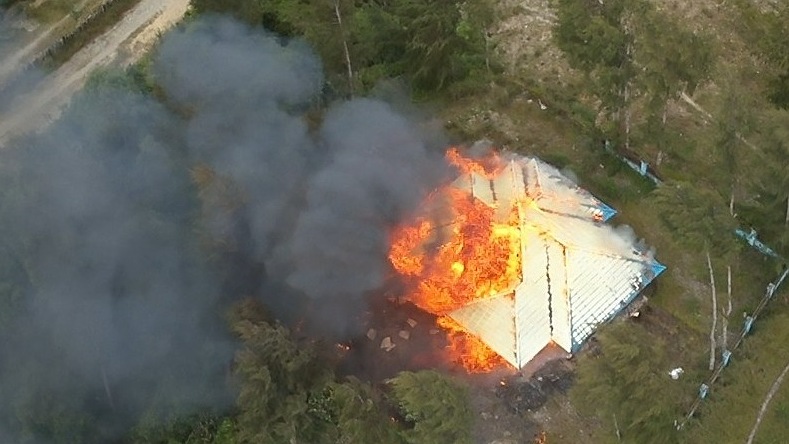 Rumah rumah warga, bantuan dari Dinas Sosial Pemerintah Kabupaten Intan Jaya yang diduga dibakar oleh KKB. Foto: Humas Ops Damai Cartenz