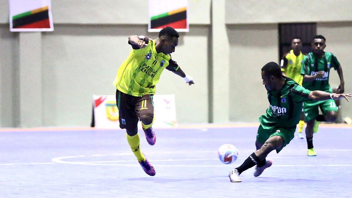 Duel pemain pada Laga Futsal Papua Tengah melawan Papua Pegunungan di GOR Futsal Timika, Rabu (24/01/2023). Foto: Faris/ Papua60detik