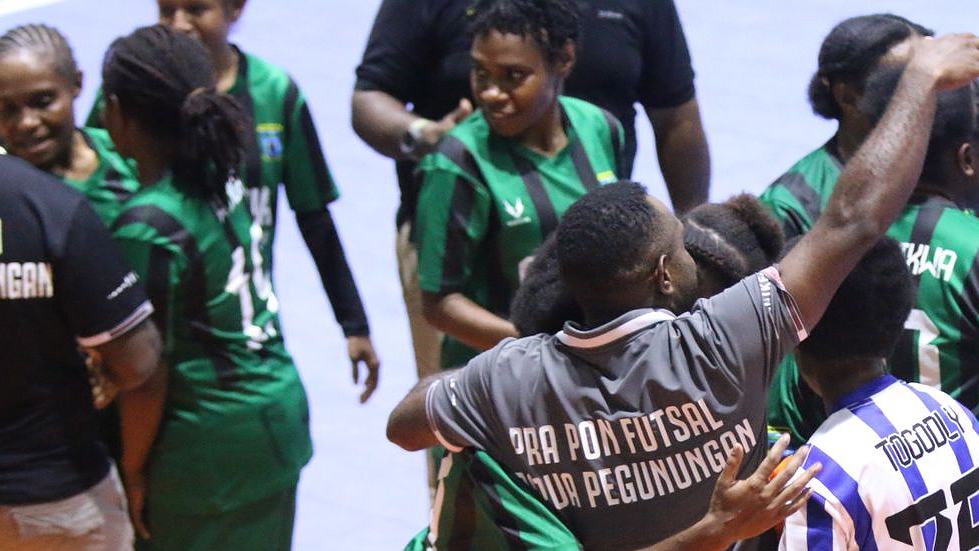 Tim Papua Pengunungan merayakan kemenangan setelah memastikan lolos ke PON XXI Aceh - Sumut di GOR Futsal Mimika, Jumat (26/1/2024). Foto: Joe Situmorang/ Papua60detik