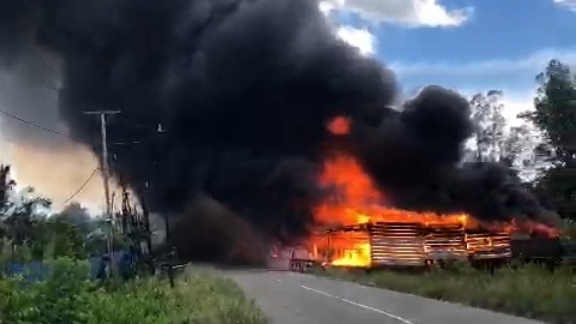Deretan kios sepanjang depan kompleks Lintas Samudera (LS) Pertamina Pomako Distrik Mimika Timur ludes dilalap api, Jumat (2/2/2024). Foto: Istimewa