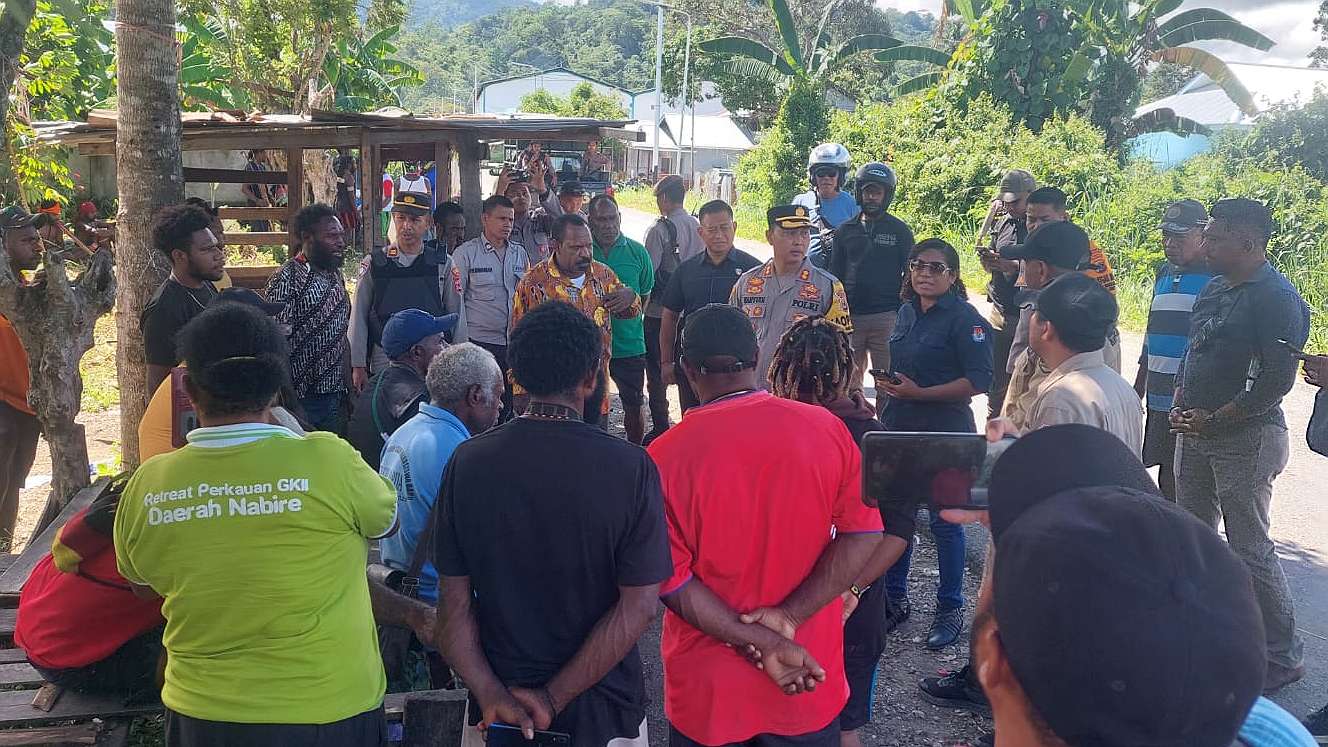 Proses mediasi kelompok warga yang bertikai di Nabire. Foto: Humas Polda Papua