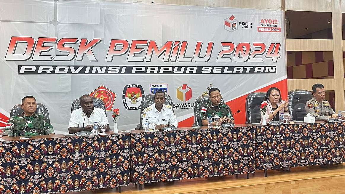 Pj Gubernur Papua Selatan, Apolo Safanpo didampingi Forkopimda Papua Selatan dalam konferensi pers di Merauke, Rabu (14/2/2024). Foto: Ami/ Papua60detik