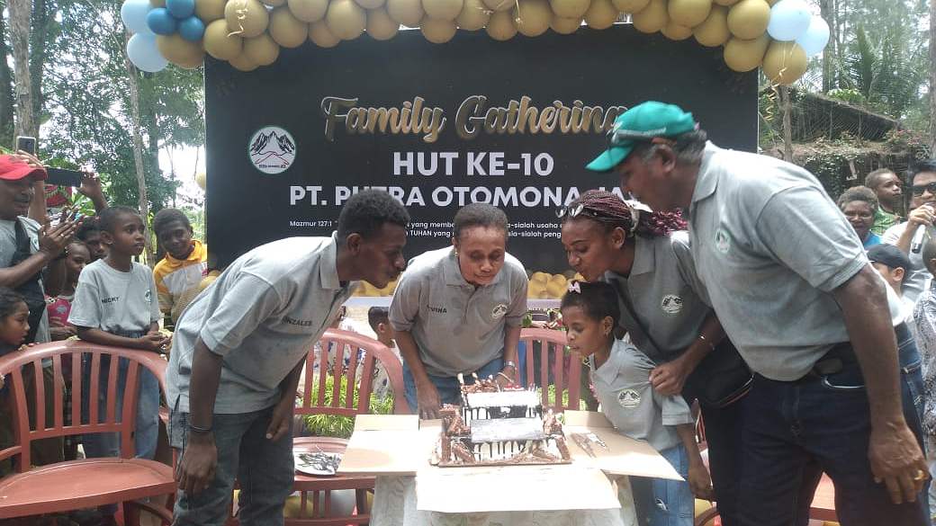 Gregorius Okoare beserta istri dan anak-anaknya meniup lilin pada perayaan HUT ke-10 Direktur PT Putra Otomona Jaya di MP 21 Timika, Sabtu (17/02/2024). Foto: Martha/ Papua60detik