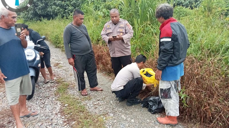Warga menemukan bayi yang terbungkus dalam kantong plastik, Senin (26/2/2024) pagi. Foto: Istimewa