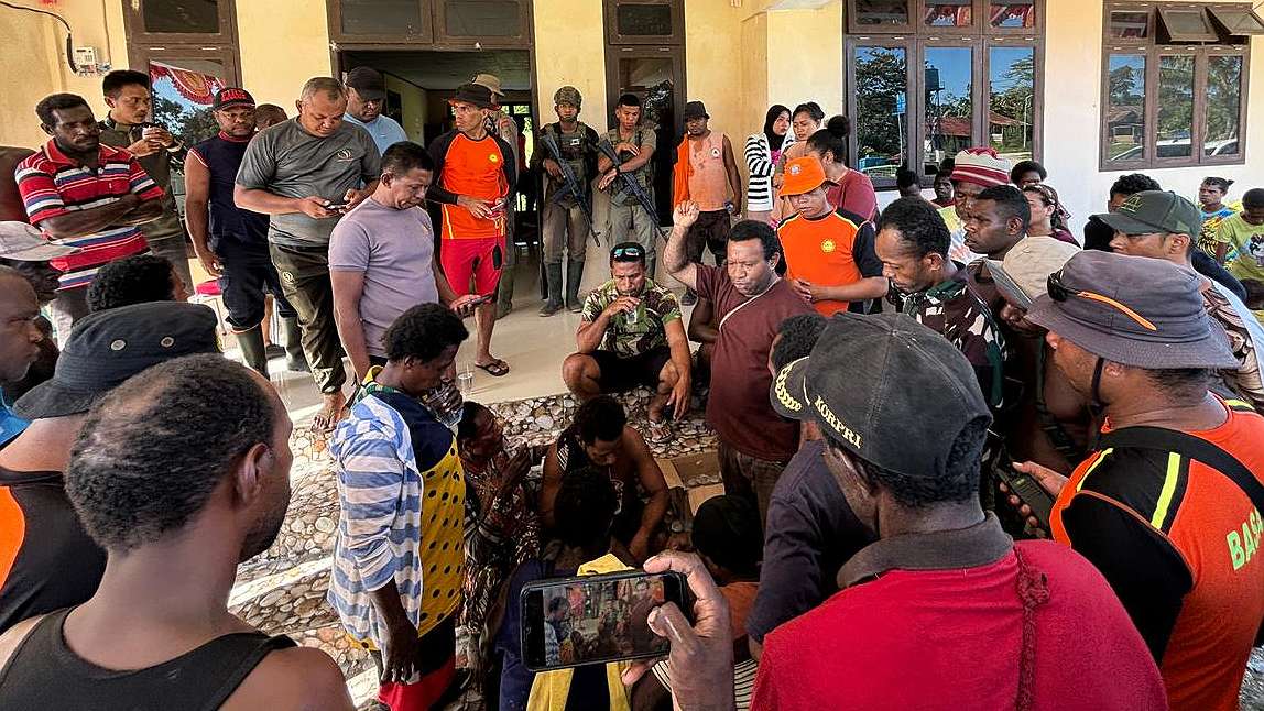 Pandis Mimika Barat Jauh, Daud Kudiai bersama tim gabungan dan masyarakat setempat. Foto: Humas SAR Timika