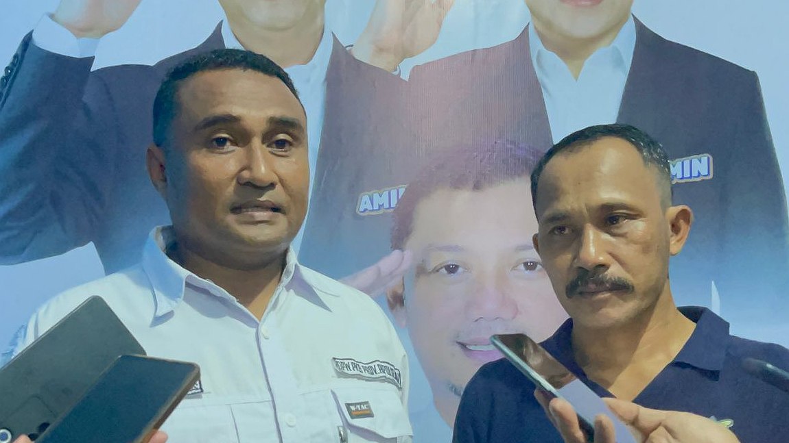 Sekretaris DPW PKB Provinsi Papua Selatan, Karyono didampingi Ketua DPW Taufik Latarissa  saat memberikan keterangan pers, Minggu (10/3/2024). Foto: Ami/ Papua60detik
