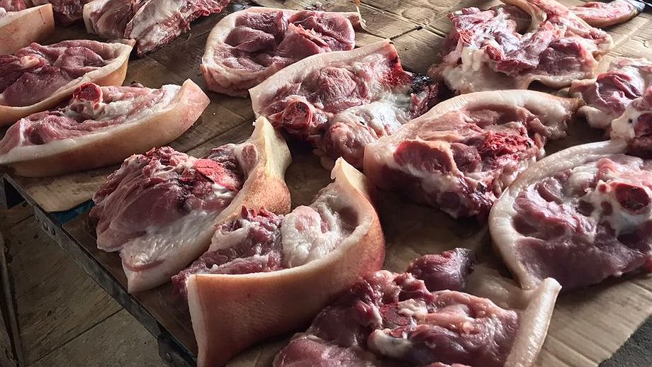 Lapak penjualan daging babi di pasar sentral, Foto: Faris/ Papua60detik