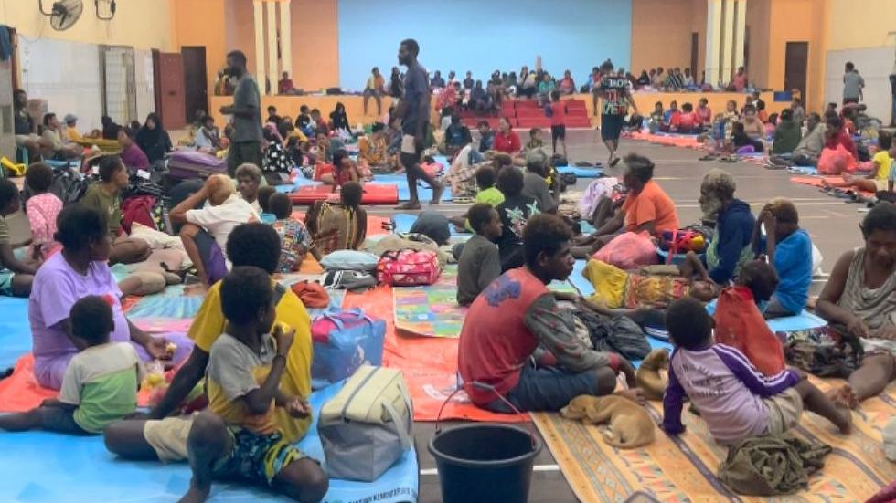 Ratusan warga Merauke mengungsi di GOR Head Sae Merauke setelah rumah mereka terendam banjir rob. Foto: Ami/ Papua60detik