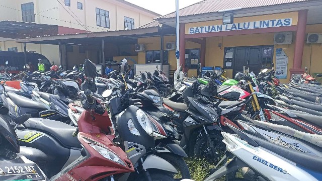 Motor yang ditahan di halaman kantor Lantas Polres Mimika. Foto: Eka/Papua60detik