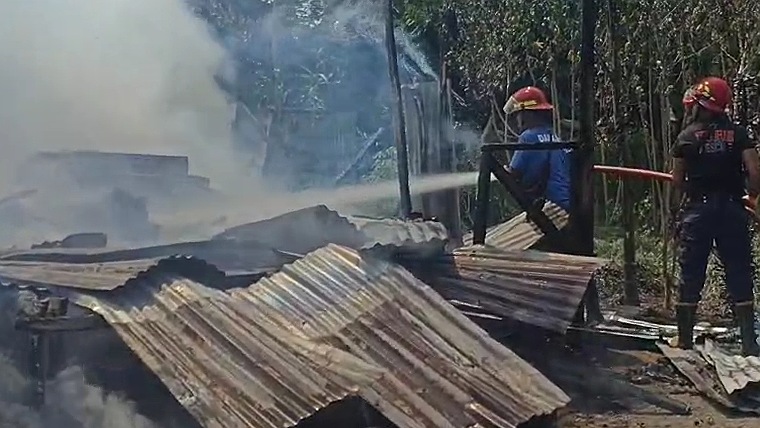 Petugas Damkar saat memadamkan api pada sisa rumah yang terbakar di SP2, Sabtu (16/3/2024).  Foto: Eka/ Papua60detik