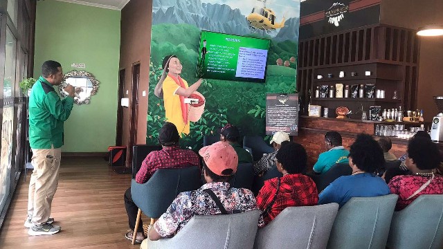 Peserta menerima materi dari Dinas Koperasi dan UKM Kabupaten Mimika pada sosialisasi di Rumah Kopi Amungme Gold Timika, Jumat (15/3/2024). Foto: Faris/ Papua60detik