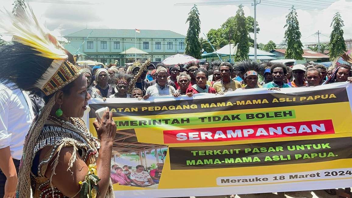 Ratusan mama- mama OAP demonstrasi di depan kantor Majelis Rakyat Papua Selatan, Senin (18/3/2024). Foto: Ami/ Papua60detik