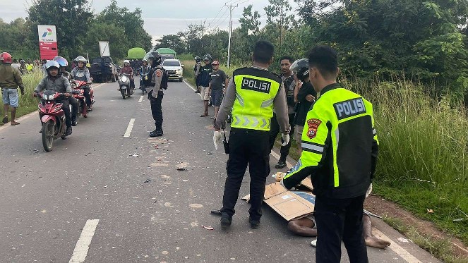 Anggota Satlantas Polres Merauke     olah TKP kecelakaan di Jalan 7 Wali-Wali. Foto: Humas Polres Merauke