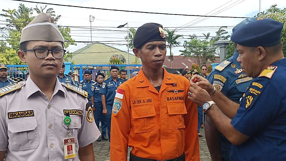 Penyematan pita oleh Kepala UP3 Kelas II Pomako Farid Sujianto pada pembukaan pos koordinasi penyelenggaraan angkutan lebaran, Selasa (26/3/2024). Foto: Eka/Papua60detik