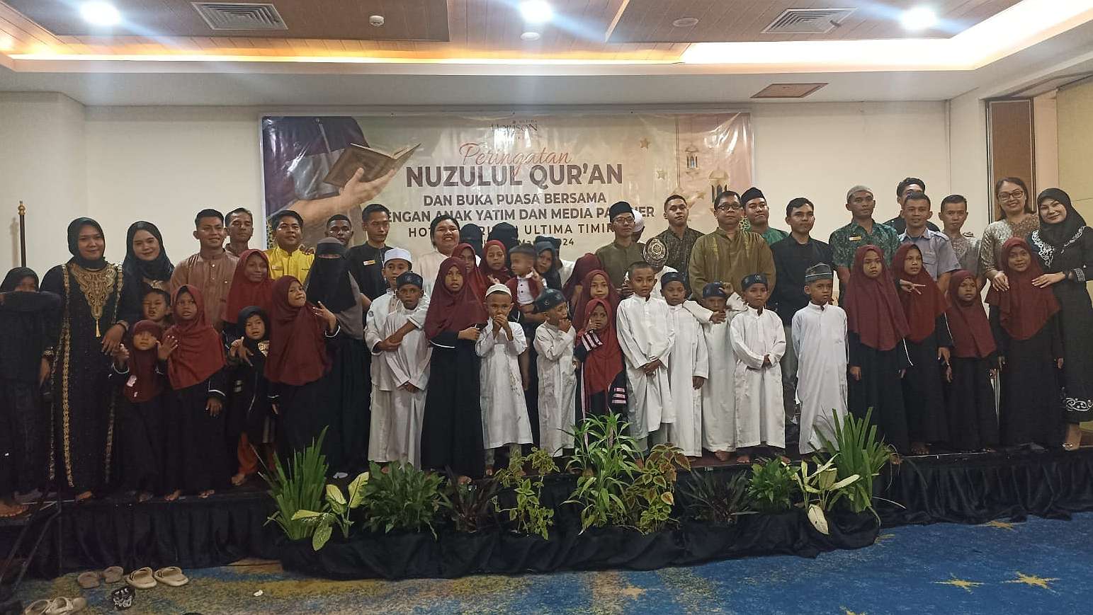 Keluarga besar Hotel Horison Ultima Timika bersama anak yatim Panti Asuhan Baitul Rasul. Foto: Eka/ Papua60detik