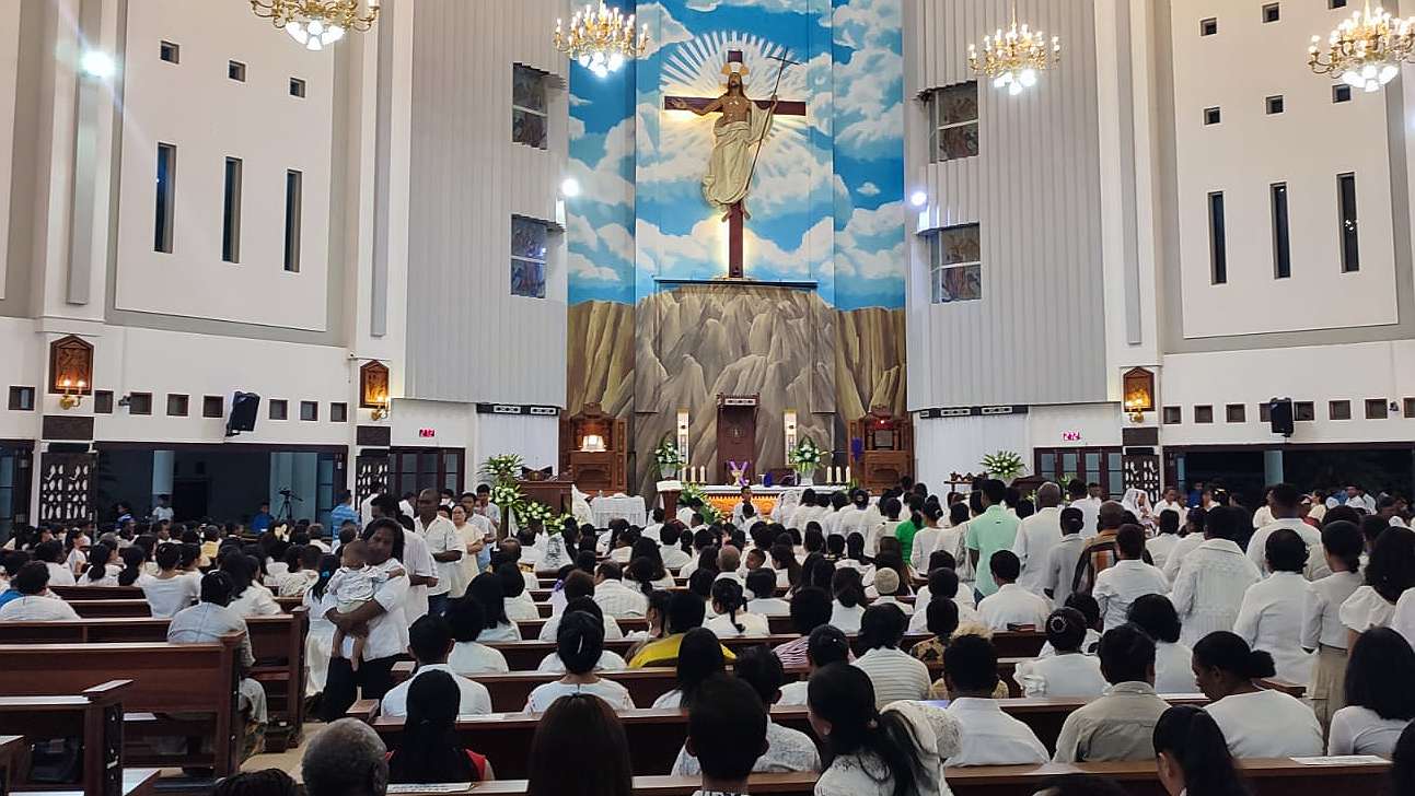 Umat Katolik mengikuti Misa Kamis Putih di Gereja Katedral Tiga Raja, Kamis (28/03/2024). Foto; Martha/ Papua60detik