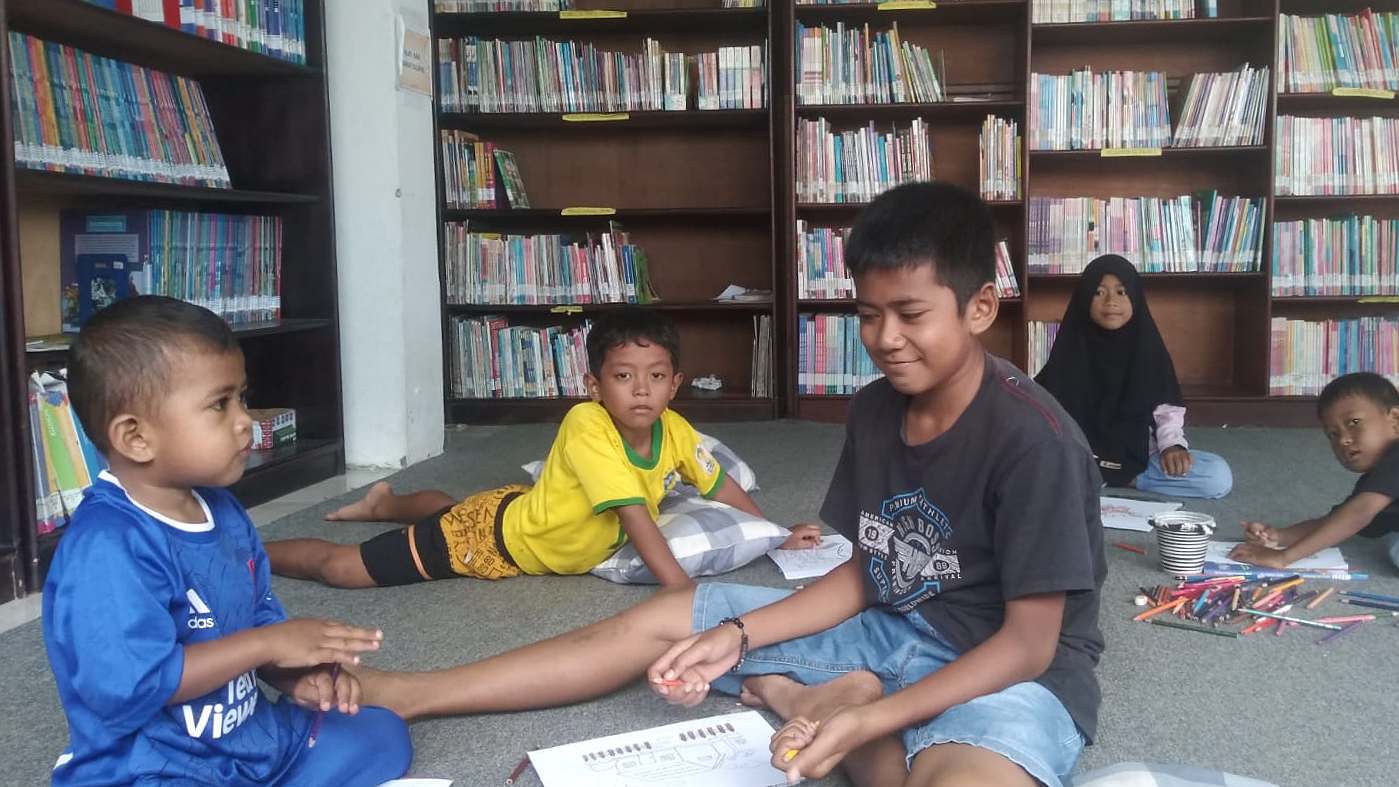 Pengunjung di Perpustakaan dan Arsip Daerah Kabupatrn Mimika, foto: Martha/Papua60detik