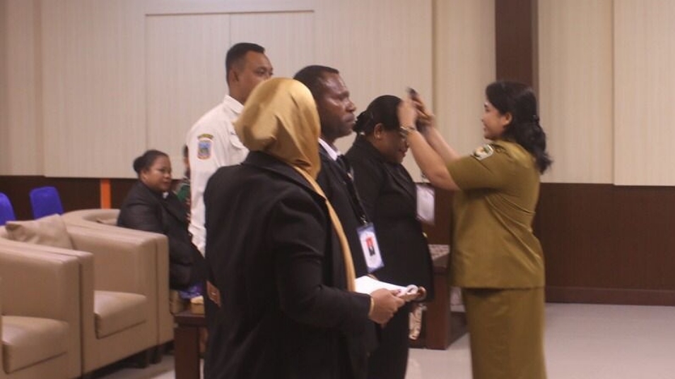 Penjabat (Pj) Sekda Mimika, Ida Wahyuni menyematkan tanda peserta Pelatihan Kepemimpinan bagi ASN Pemkab Mimika, Senin (29/4/2024), Foto: Faris/ Papua60detik