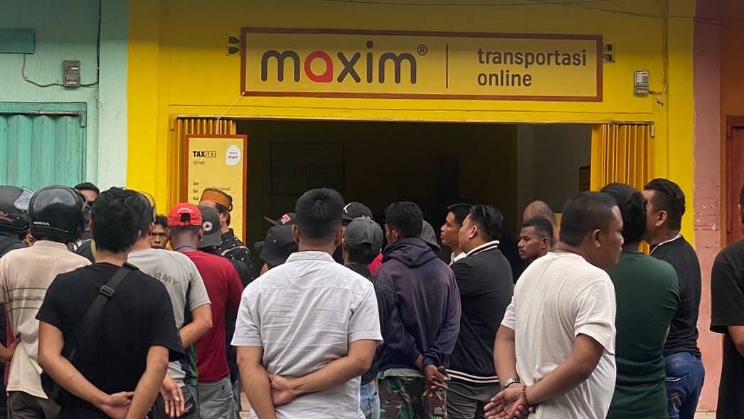 Solidaritas Jasa Rental dan Ojek Timika ramai-ramai datangi kantor Maxim. Foto: Eka/ Papua60detik