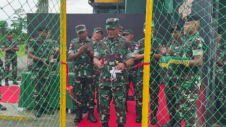 Pangdam Pangdam XVII/Cenderawasih Mayjen TNI Izak Pangemanan menggunting pita peresmian lapangan  futsal Dedi Kurniadi. Foto: Istimewa