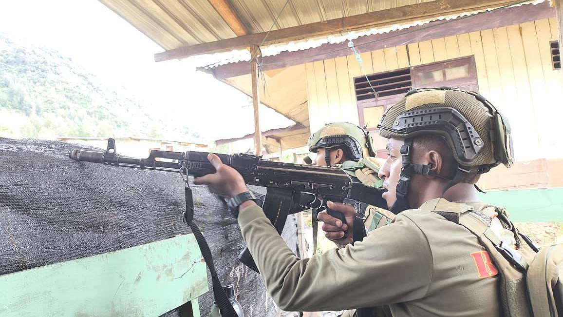 TNI-Polri kontak tembak dengan KKB di Kampung Pogapa Distrik Homeyo, Intan Jaya, Jumat (10/5/2024) Foto: Humas Satgas Damai Cartenz