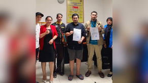 Pelapor didampingi kuasa hukum Maxim saat melapor ke SPKT Polres Mimika, Selasa (13/5/2024).  Foto: Istimewa