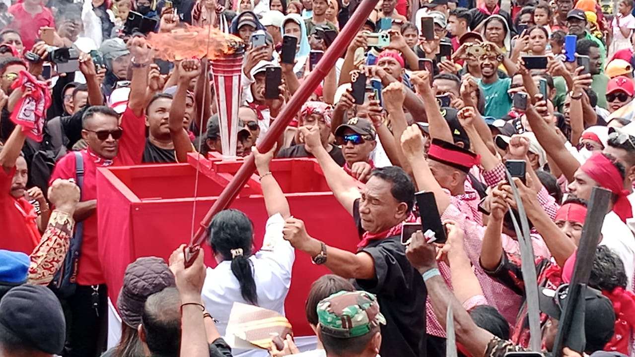 Warga Ikemal Timika ikut perarakan obor dalam perayaan Hari Pattimura di lapangan Pasar Lama, Rabu (15/05/2024). Foto: Martha/Papua60detik