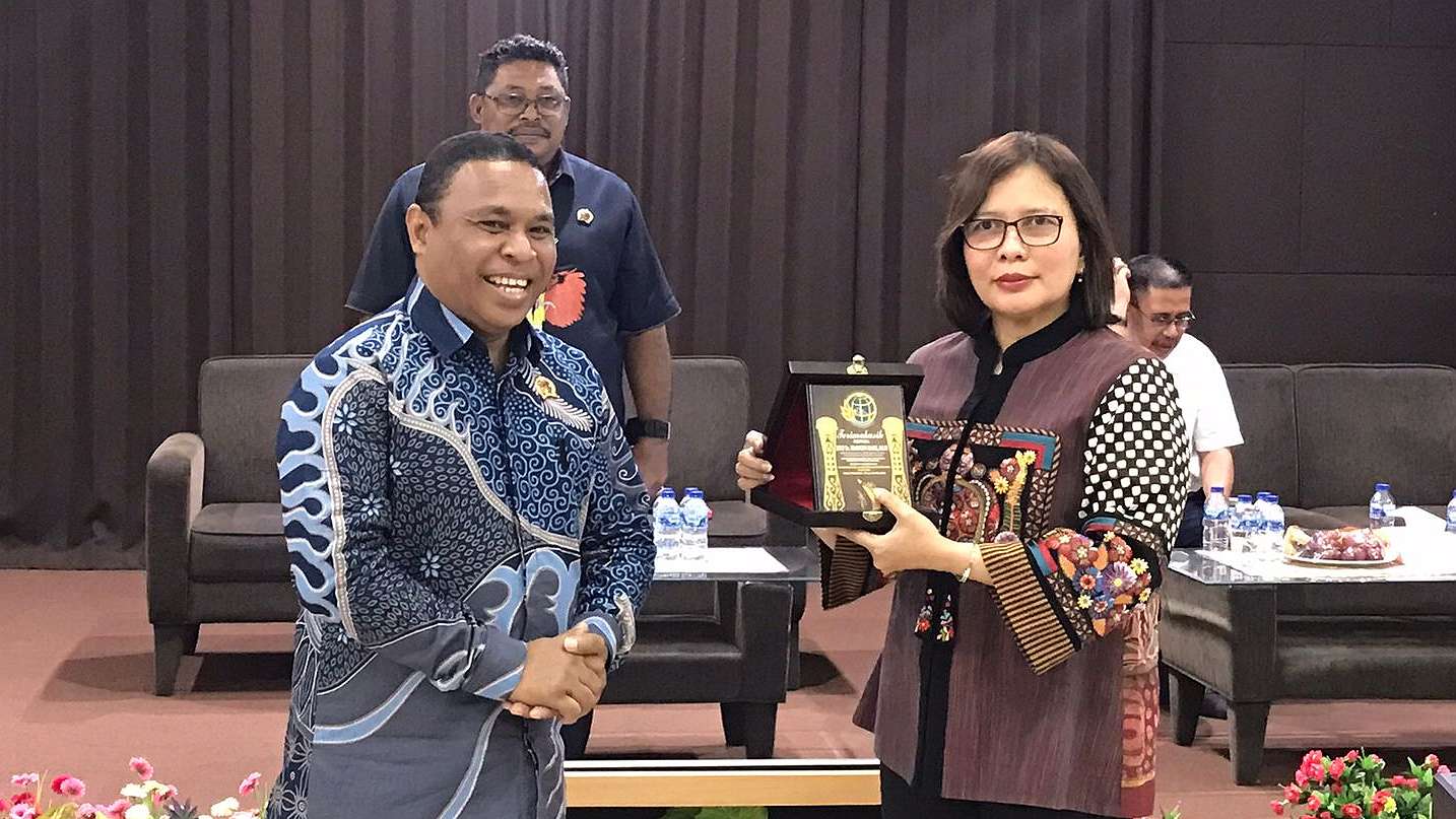 Dirjen PTPP Kementerian ATR/BPN, Embun Sari didampingi Kepala Daerah BPN Provinsi Papua Roy Wayoi pada sosialisasi pengadaan tanah untuk pembangunan dan kepentingan umum di Timika. Foto: Faris/Papua60detik