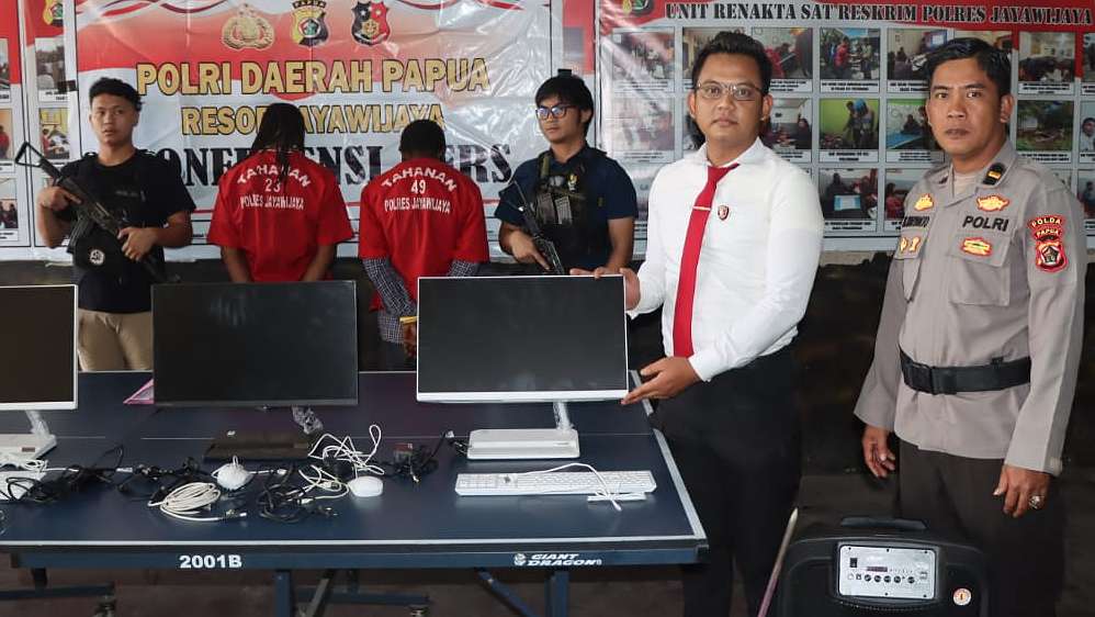Polres Jayawijaya press conference penangkapan dua pelaku pencurian di kantor MRP. Foto: Humas Polda Papua