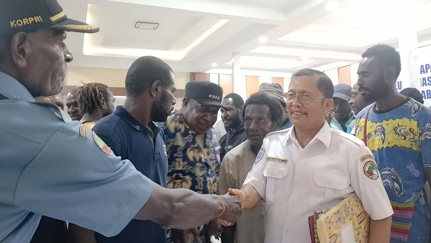 Setelah rapat, anggota TKBM berjabat tangan dengan bendahara, Fabianus J setelah rapat luar biasa, Sabtu (18/05/2024). Foto: Martha/ Papua60detik