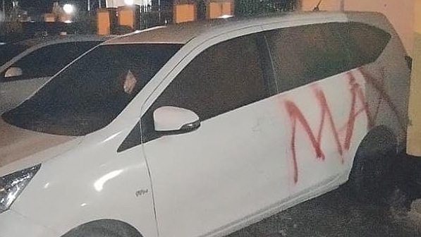 Mobil milik ARR yang jadi korban persekusi di depan salah satu hotel di Jalan Cenderawasih Timika, Jumat (17/5/2024). Foto: Istimewa