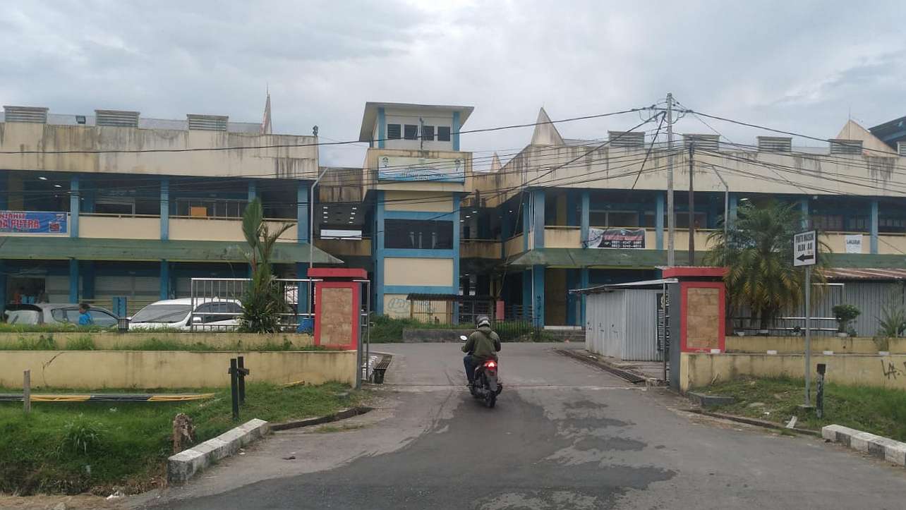 Pintu masuk dialihkan ke bagian tengah di depan gedung A2. Foto: Martha/Papua60detik