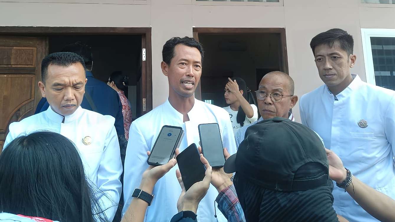 Romo Upasaka Pandita Kantadamo Kartiady bersama pengurus Majelis Pengurus Budhayana Timika. Foto: Martha/ Papua60detik
