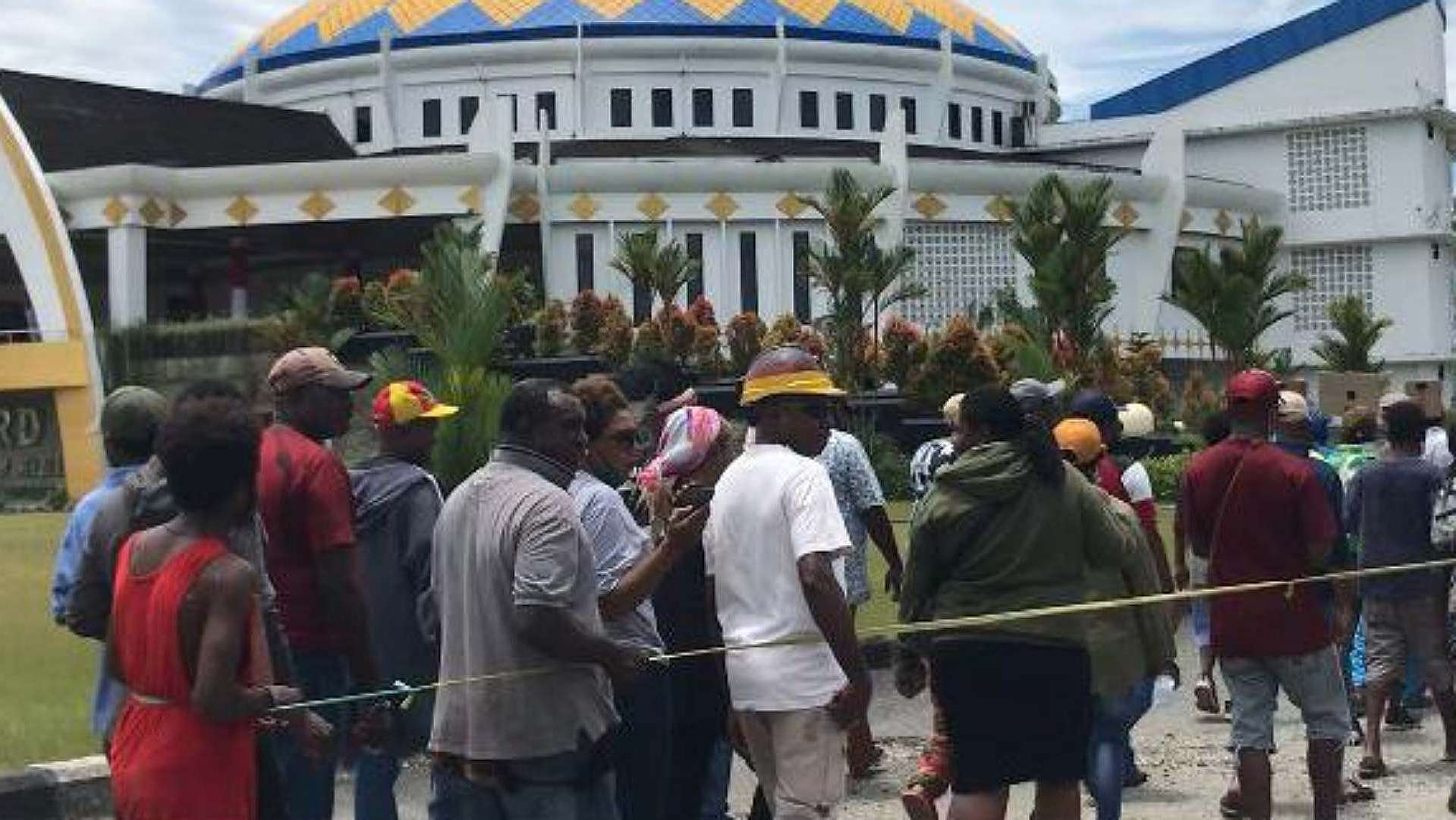 Warga datang menyampaikan aspirasi ke Kantor DPRD Mimika. Foto: Dok/ Papua60detik