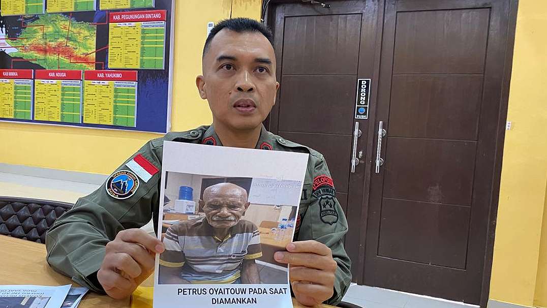 Kasatgas Humas OPS Damai Cartenz-2024, AKBP Bayu Suseno menunjukkan foto Petrus Oyaitouw. Foto: Satgas Humas OPS Damai Cartenz-2024
