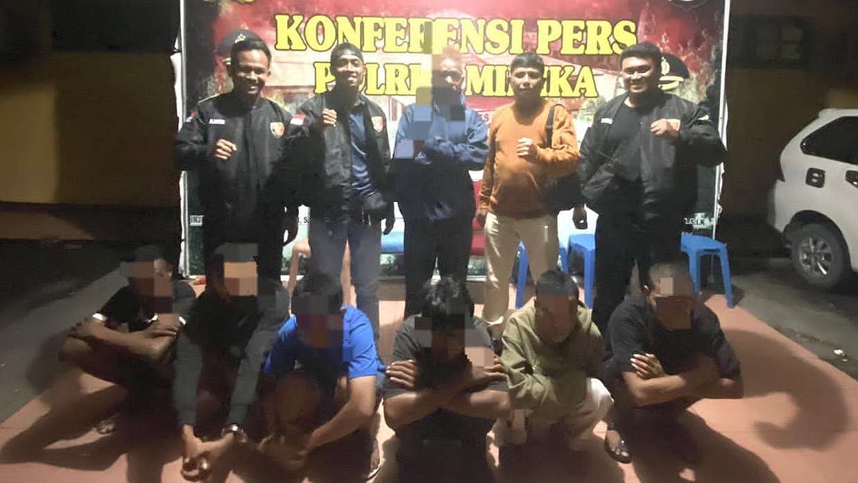 Enam terduga pelaku (duduk) saat diciduk Reskrim Polres Mimika. Foto: Istimewa
