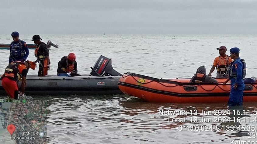 Tim SAR Timika Pos Pencarian dan Pertolongan Kaimana Silas Wopari melakukan pencarian satu penumpang long boat. Foto: Humas SAR Timika